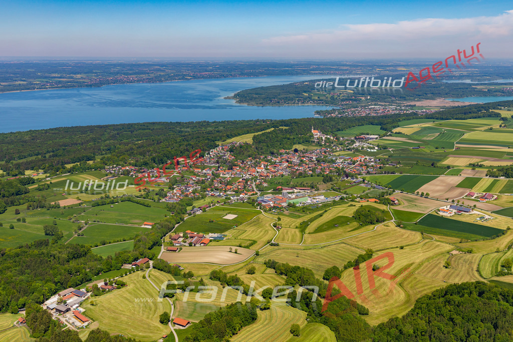 Aktuelles Luftbild von  Andechs - Die Luftaufnahme wurde 2021 mittels UL-Flugzeug erstellt ( keine Drohne ) - hochauflösende Kamera-Systeme von  Canon -Beste Qualität - Für grossformatige Ausdrucke geeignet. Die Geschenkidee !