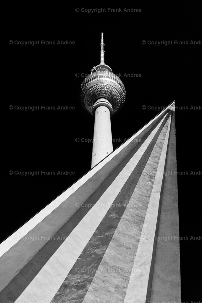 Berliner Fernsehturm  | Unteransicht des Berliner Fernsehturmes in schwarz weiß - Realisiert mit Pictrs.com