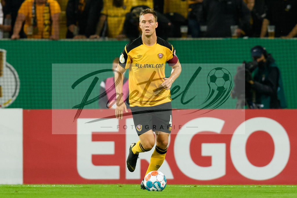 DREPAD20210806_081 | Fussball, Herren: Tim Knipping (SG Dynamo Dresden) in Aktion, am Ball, Einzelaktion beim Spiel der 1. Runde im DFB-Pokal zwischen SG Dynamo Dresden und SC Paderborn 07 im Rudolf-Harbig-Stadion am 06.08.2021 in Dresden, Deutschland.DFB / DFL REGULATIONS PROHIBIT ANY USE OF PHOTOGRAPHS AS IMAGE SEQUENCES AND/OR QUASI-VIDEO. - Realisiert mit Pictrs.com