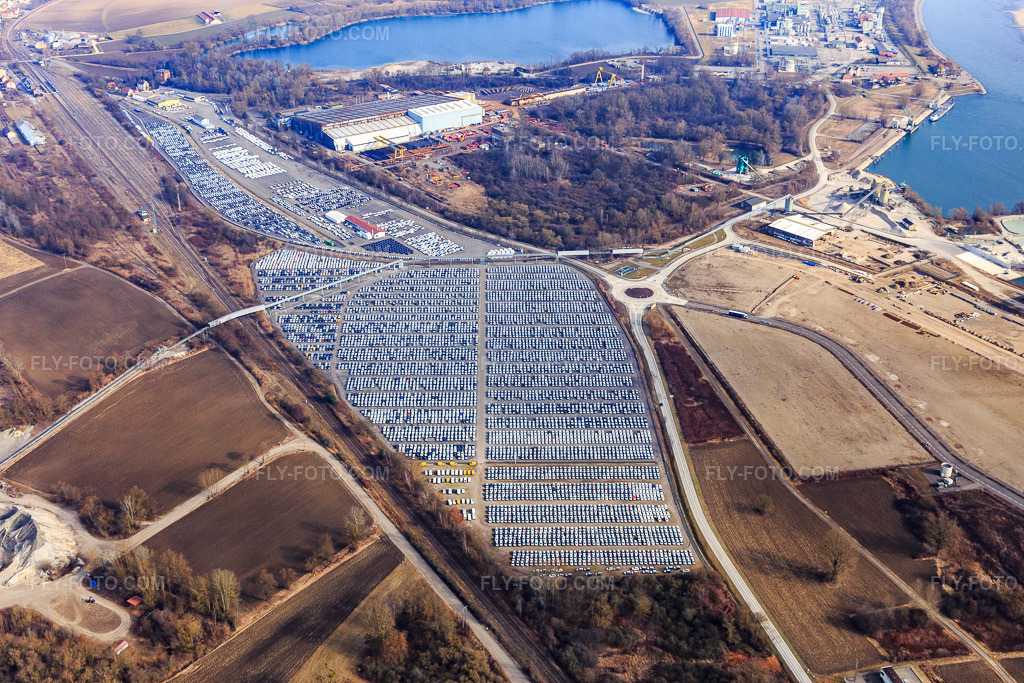 Aerial view: ARCHICUB - Parking area for the import of trucks and cars by Walon in Lauterbourg in the state Bas-Rhin, France. – Photo: IMG_096932.jpg taken on 02/19/2017 by Werner Riehm/FLY-FOTO.com – Resolution of the original: 5472 x 3648 px – Solutions logistiques pour l'industrie: