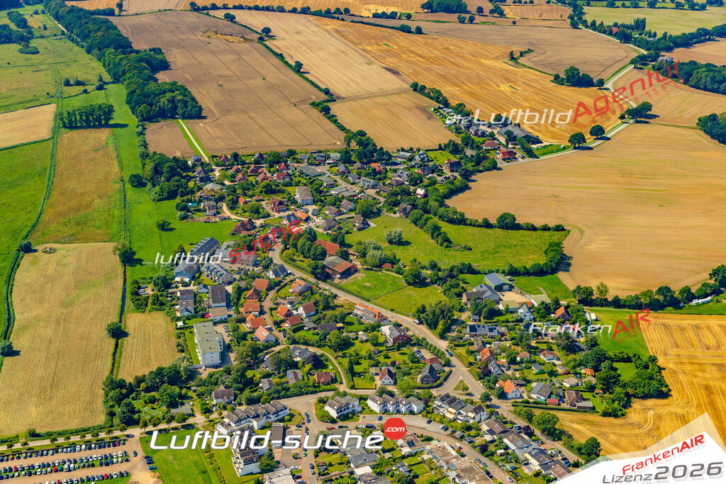 Luftaufnahme Rettin Neustadt in Holstein - Die Luftaufnahme wurde 2025 vom UL-Flugzeug heraus erstellt ( ohne Drohne ) - Hochauflösende Luftaufnahme - für professionelle Ausdrucke geeignet. Die Geschenkidee !Mit Lizenz und Bildrechte bestellbar