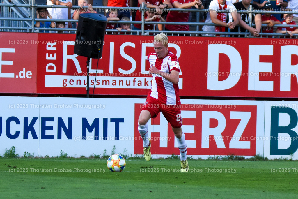 Fussball, 3. Liga, Wuerzburg Kickers vs. SG Sonnenhof Grossaspach, 30.07.2019 | Fussball, 3. Liga, Wuerzburg Kickers vs. SG Sonnenhof Grossaspach, 30.07.2019; in der Flyeralarm ARENA in Wuerzburg, (Deutschland)

Bild:  Luke Hemmerich 21 (Wuerzburger Kickers)

DFL REGULATIONS PROHIBIT ANY USE OF PHOTOGRAPHS as IMAGE SEQUENCES and/or QUASI-VIDEO. - Realisiert mit Pictrs.com