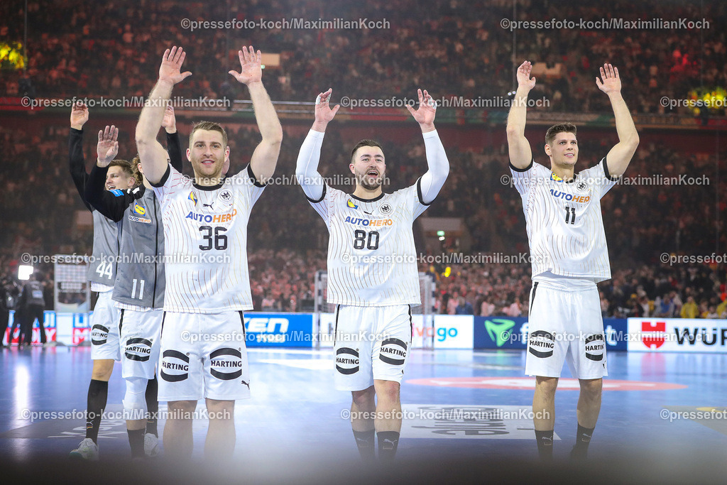 EHFEURO10012402066 | 10.01.2024, EHF EURO 2024, Männer Europameisterschaft Handball, MERKUR Spiel-Arena in Düsseldorf, Deutschland - Schweiz: Abschlussjubel nach dem Sieg. Die Mannschaft steht jubelnd auf dem Spielfeld und bedankt sich bei den Fans Zuschauern. Lukas Mertens (Deutschland), Jannik Kohlbacher (Deutschland) und Sebastian Heymann (Deutschland) jubelnd vor Freude