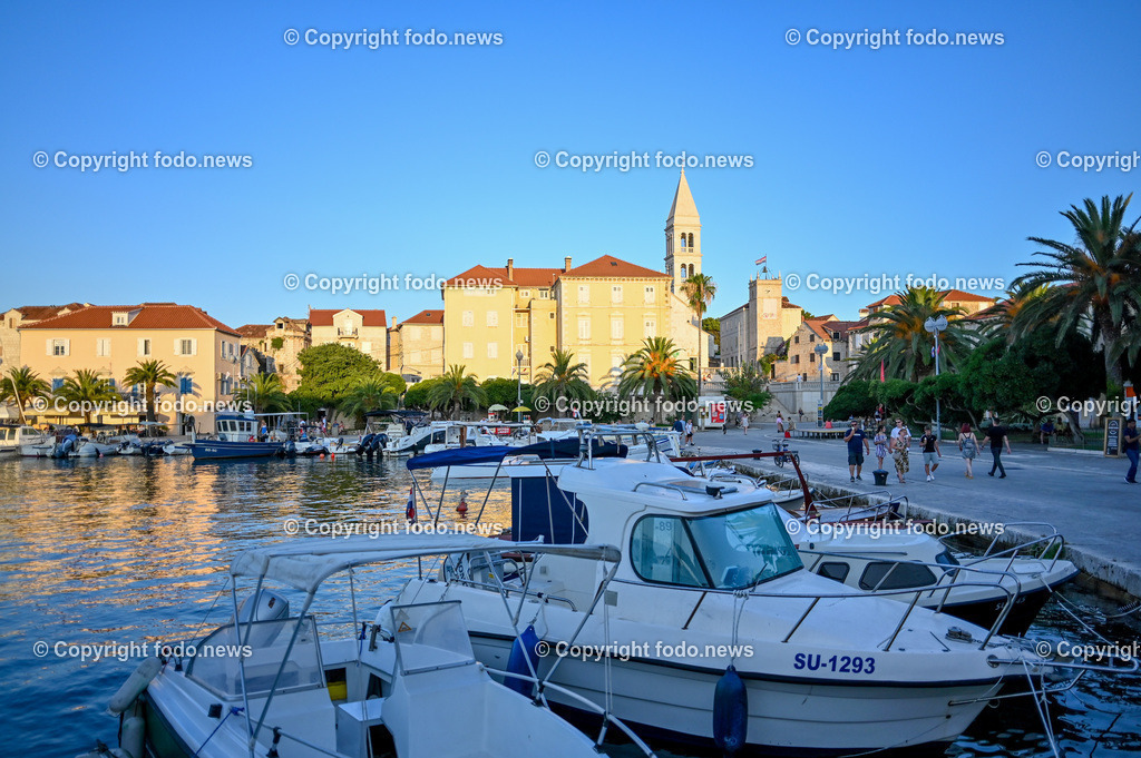 Kroatien_ Supetar_ Brac_ 03.08.2023-21 | 03.08.2023, Kroatien, HRV, Brač, Insel in Dalmatien, Supetar im Bild Schiffe, Boote im Hafen von Supetar, Promenade