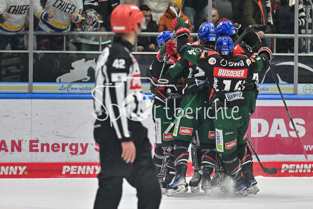 Augsburger Panther - Löwen Frankfurt  | Jubel der Panther nach dem Treffer zum 1-1 durch Anrei HAKULINEN (Augsburger Panther #94) / Freude / Happy / Tor / Torschuetze / DEL: Augsburger Panther - Loewen Frankfurt, Curt Frenzel Stadion am 12.01.2025