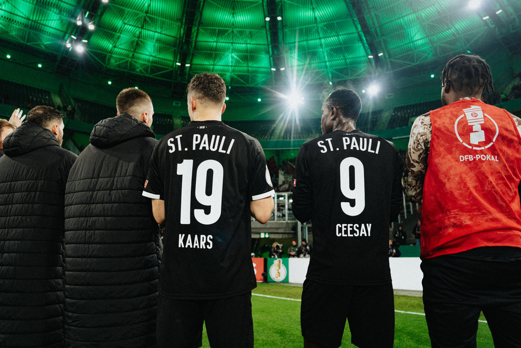 FCS05179 | Der offizielle Shop für FC St. Pauli Fotos. Wähle aus Spielszenen & Fanmomenten dein FCSP Wunschformat. Wir liefern Millerntor-Atmosphäre.