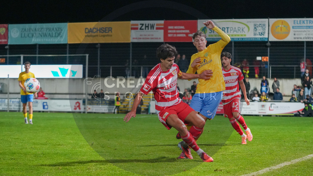 Fußball, Herren, Saison 2025/2026, Testspiel, Freundschaftsspiel, FSV 63 Luckenwalde vs. 1.FC Union Berlin, Mittwoch 08.10.2025, Werner-Seelenbinder-Stadion Luckenwalde, | Fußball, Herren, Saison 2025/2026, Testspiel, Freundschaftsspiel, FSV 63 Luckenwalde vs. 1.FC Union Berlin, Mittwoch 08.10.2025, Werner-Seelenbinder-Stadion Luckenwalde, Im Bild: Diogo Leite (l. Union) und Len Neumann (r. Luckenwalde) - Realisiert mit Pictrs.com