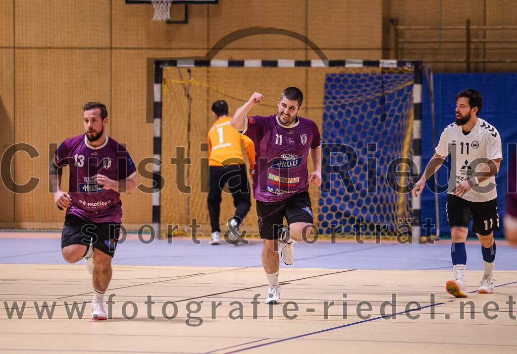 2025-02-15_015_SpVgg_Altenerding_gegen_SVW_Burghausen | Erding, Deutschland, 15.02.2025:Handball, Bezirksoberliga Männer 2024 / 2025, 16. Spieltag, SpVgg Altenerding gegen SVW Burghausen, Endergebnis: 32:31Sebastian Forster (SpVgg Altenerding, #13), Christian Loris (SpVgg Altenerding, #11), Cristian Mihai Toth (SVW Burghausen, #11)Foto: Christian Riedel / fotografie-riedel.net