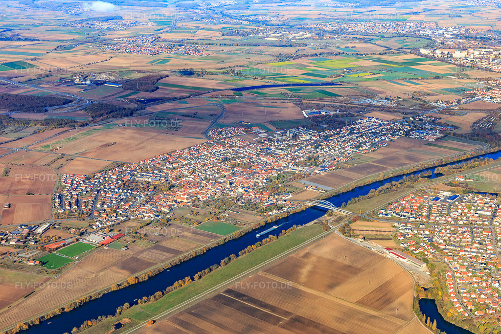 Luftbild: Ortsansicht am Mainufer von Süden in Bergrheinfeld im Bundesland Bayern in Deutschland. Foto: IMG_112366.jpg vom 02.11.2018 durch Werner Riehm/FLY-FOTO.de