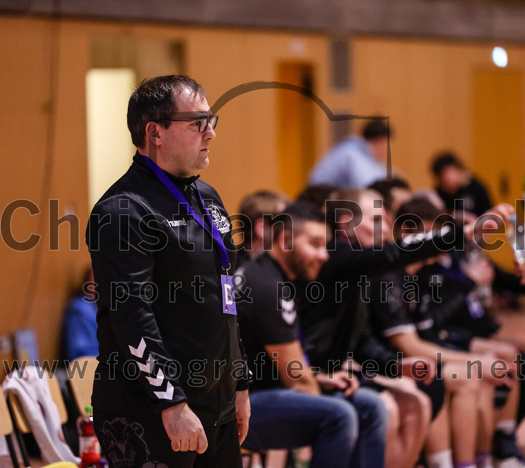 2024-12-14_080_SpVgg_Altenerding_gegen_MTV_Pfaffenhofen | Erding, Deutschland, 14.12.2024:Handball, Bezirksoberliga Männer 2024 / 2025, 10. Spieltag, SpVgg Altenerding gegen MTV Pfaffenhofen, Endergebnis: 32:30Trainer Simon Klawe (SpVgg Altenerding)Foto: Christian Riedel / fotografie-riedel.net