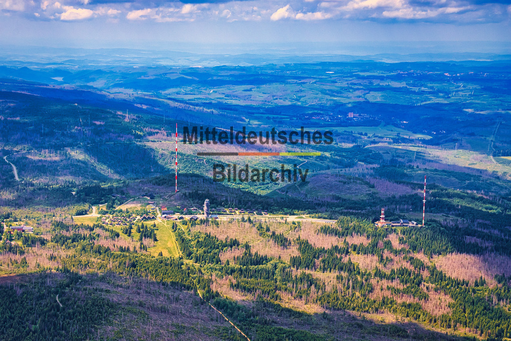 Torfhaus_Harz_grün_4597 | Torfhaus ist eine Ortschaft im Oberharz, die als höchstgelegene Siedlung Niedersachsens bekannt ist. Sie ist ein beliebter Ausgangspunkt für Wanderungen im Nationalpark Harz, insbesondere zum Brocken. Zudem befindet sich dort das Nationalpark-Besucherzentrum TorfHaus, das Informationen und Führungen zum Nationalpark anbietet - Realisiert mit Pictrs.com