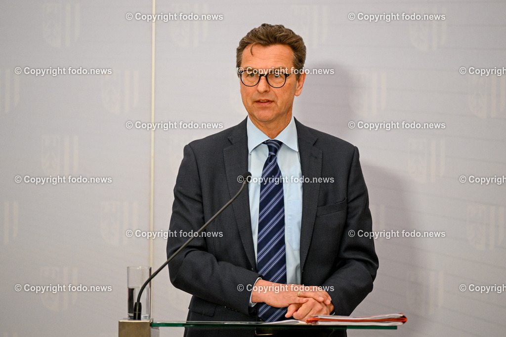 Pressekonferenz Land Ooe_ Gemeinsam geschafft - Maßnahmen zur Verbesserung fuer Mitarbeitende in den ooe. Spitaelern_ 10.04.2024-29 | 10.04.2024, Linz, AUT, Pressekonferenz Land Ooe, Gemeinsam geschafft - Maßnahmen zur Verbesserung fuer Mitarbeitende in den ooe. Spitaelern, im Bild Franz Harnoncourt (Vorsitzender der Geschaeftsfuehrung der Oberoesterreichischen Gesundheitsholding GmbH)