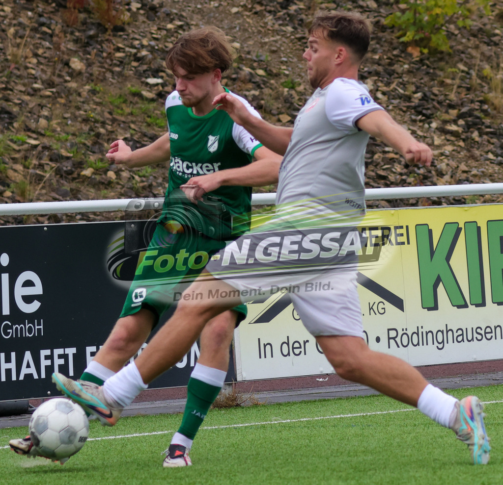 SV Rödinghausen II - FC RW Kirchlengern | Auf dem Bild zu sehen: ; grün SV Rödinghausen II: Leon Kolesnik ; grau FC RW Kirchlengern: Jarno KassebaumSV Rödinghausen II, FC RW Kirchlengern, Saison 26/27, Westfalenliga, Rödinghausen, Deutschland - Realisiert mit Pictrs.com