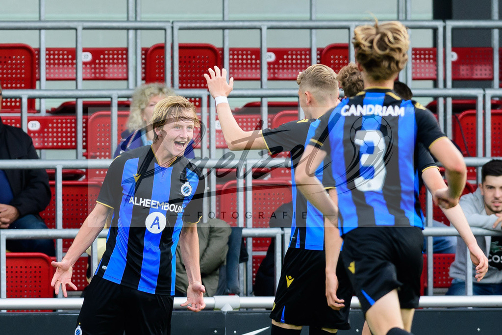 YLLEBR20210928_093 | Fussball, A-Junioren: Cisse Sandra (Club Brugge KV) Torjubel, jubelt mit seiner Mannschaft nach dem Treffer zum 1:3 beim Spiel der UEFA Youth League zwischen RB Leipzig und FC Bruegge im Stadion am Cottaweg am 28.09.2021 in Leipzig, Deutschland. - Realisiert mit Pictrs.com