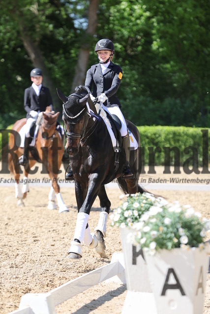 Böblingen_2025_Prfg.Nr.08_Dressurprüfung_Kl.M_Nürnberger Burgpokal_Siegerehrung_Prfg.Nr.08__ (30) | Alle Fotos der Reiterjournal Fotografin Doris Matthaes im Reiterjournal Online-Fotoshop. - Realisiert mit Pictrs.com