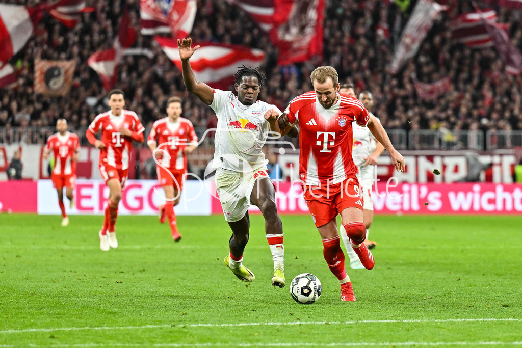 FC Bayern München - RB Leipzig | MUNICH, GERMANY - 11. FEBRUARY: im Duell Castello LUKEBA (RB Leipzig 23) und Harry KANE (FC Bayern Munich 9) während dem Spiel zwischen dem FC Bayern München und RB Leipzig beim Viertelfinale des DFB-Pokales in der Allianz Arena
