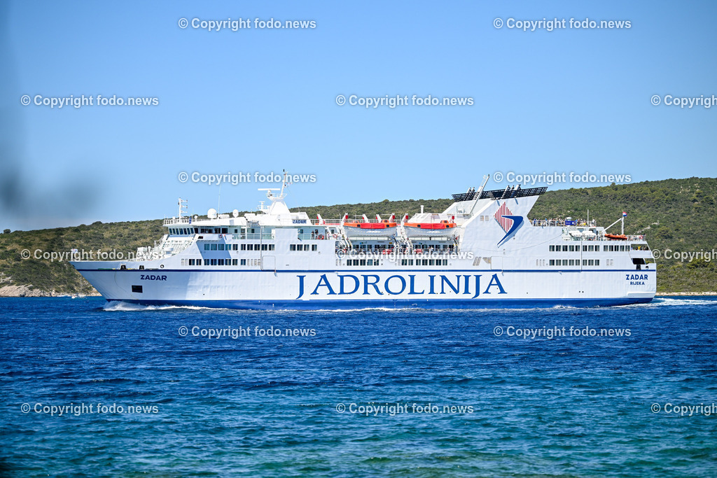 Kroatien_ Brac_ Insel in Dalmatien_ Milna_ 18.07.2025-49 | 18.07.2025, Kroatien, HRV, Brac, Insel in Dalmatien, Milna im Bild Themenbild, Trajekti, Jadrolinija, Faehre, Schiff, Meer, Adria, Touristen, Tourismus, Transport, Durchfahrt Splitska Vrata zwischen den Inseln Solta und Brac, Feature, Symbolbild