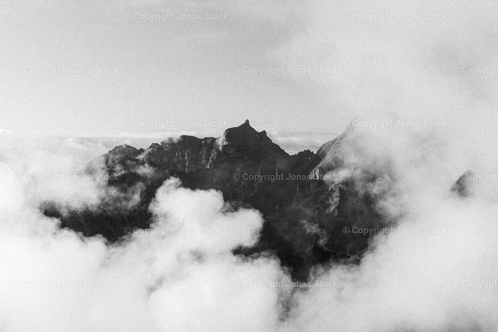 Sleepy Mountains b/w | Early morning vibes in the Austrian mountains.  - Realisiert mit Pictrs.com