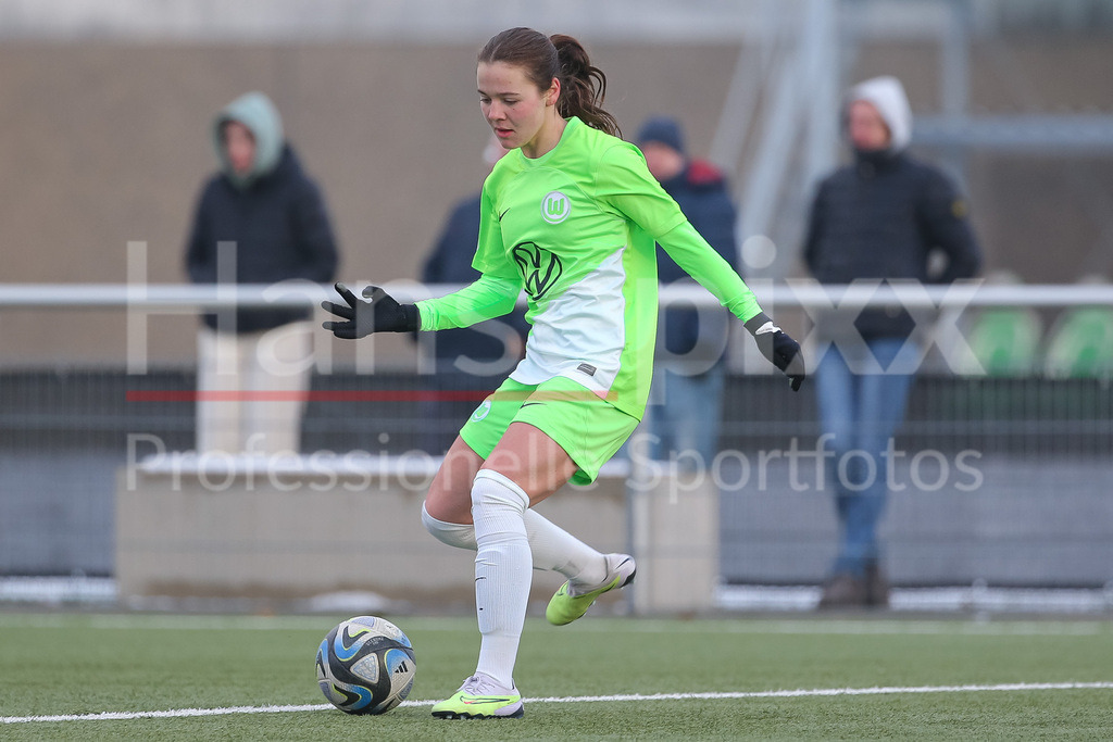 Fussball, Testspiel Frauen, VfL Wolfsburg II - SV Werder Bremen | v.li.: Yasu Wöhrn (VfL Wolfsburg II, 2) am Ball, Freisteller, Einzelbild, Ganzkörper, Aktion, Action, Spielszene