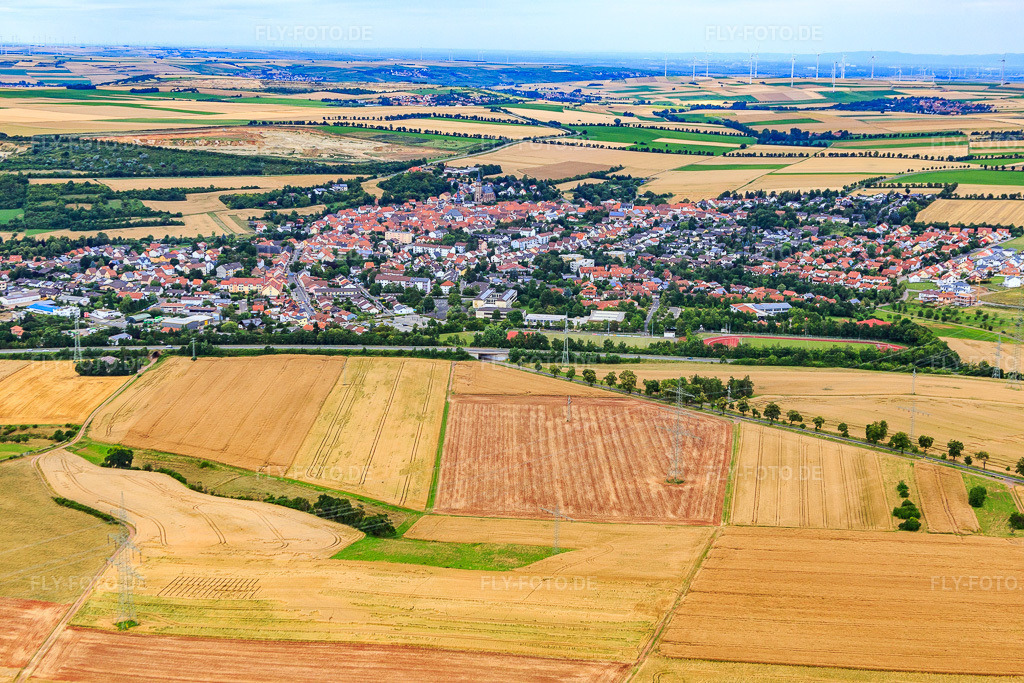 Luftbild: Ortsansicht von Westen in Göllheim im Bundesland Rheinland-Pfalz in Deutschland. Foto: IMG_092090.jpg vom 16.07.2016 durch Werner Riehm/FLY-FOTO.de