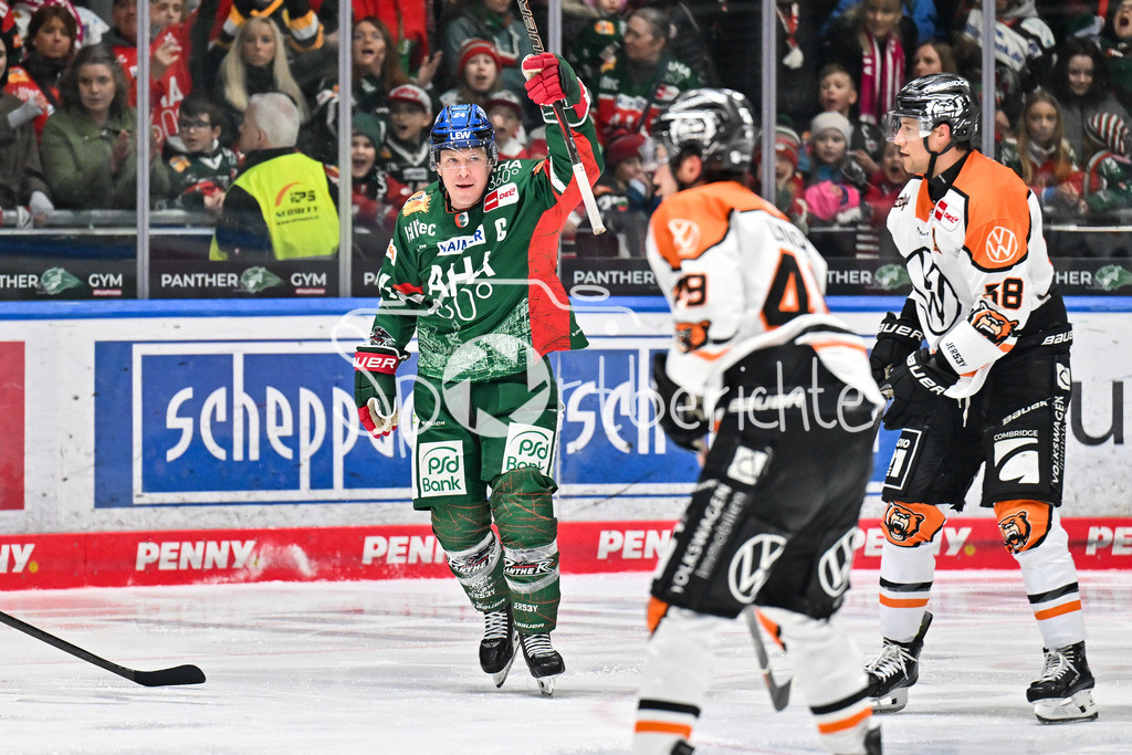 Augsburger Panther - Grizzlys Wolfsburg | AUGSBURG, GERMANY - 15. MARCH: Jubel der Panther nach dem Treffer zum 3-4 durch T. J. TREVELYAN (Augsburger Panther 24) / Tor / Torschuetze / Freude / Happy während dem Match zwischen den Augsburger Panthern und den Grizzlys Wolfsburg am 52. Spieltag der Penny DEL im Curt Frenzel Stadion
