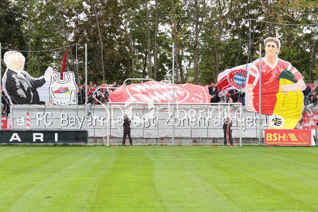 TSV Aubstadt - FC Bayern Amateure | Die Amateure Fans zeigen eine Choreo zu Beginn der Partie in Aubstadt / Pyro