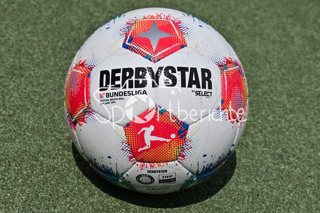 1. FC Nürnberg - Borussia Mönchengladbach | Im Bild der Derbystar Spielball der Bundesliga / Derbystar by Select / Symbolbild / Testspiel: 1. FC Nuernberg - Borussia Mönchengladbach, Max-Morlock Stadion am 26.07.2025 / DFL REGULATIONS PROHIBIT ANY USE OF PHOTOGRAPHS AS IMAGE SEQUENCES AND/OR QUASI-VIDEO