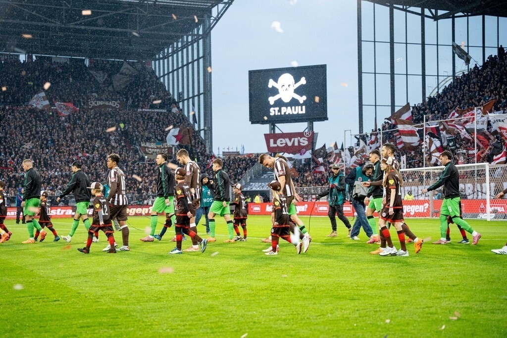 FCP09491 | Der offizielle Shop für FC St. Pauli Fotos. Wähle aus Spielszenen & Fanmomenten dein FCSP Wunschformat. Wir liefern Millerntor-Atmosphäre.