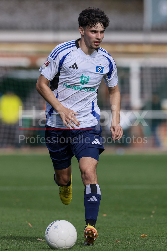 Fussball, Regionalliga Nord, SV Werder Bremen II - Hamburger SV II | v.li: Nicolas Oliveira (Hamburger SV II, 17) am Ball, Freisteller, Einzelbild, Ganzkörper, Aktion, Action, Spielszene