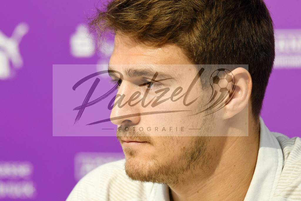 20200206_PKOSNA_0023 | Fußball, Herren: Benjamin Girth (VfL Osnabrueck) schaut waehrend der Pressekonferenz des VfL Osnabrueck im Stadion an der Bremer Bruecke am 06.02.2020 in Osnabrueck, Deutschland. - Realisiert mit Pictrs.com