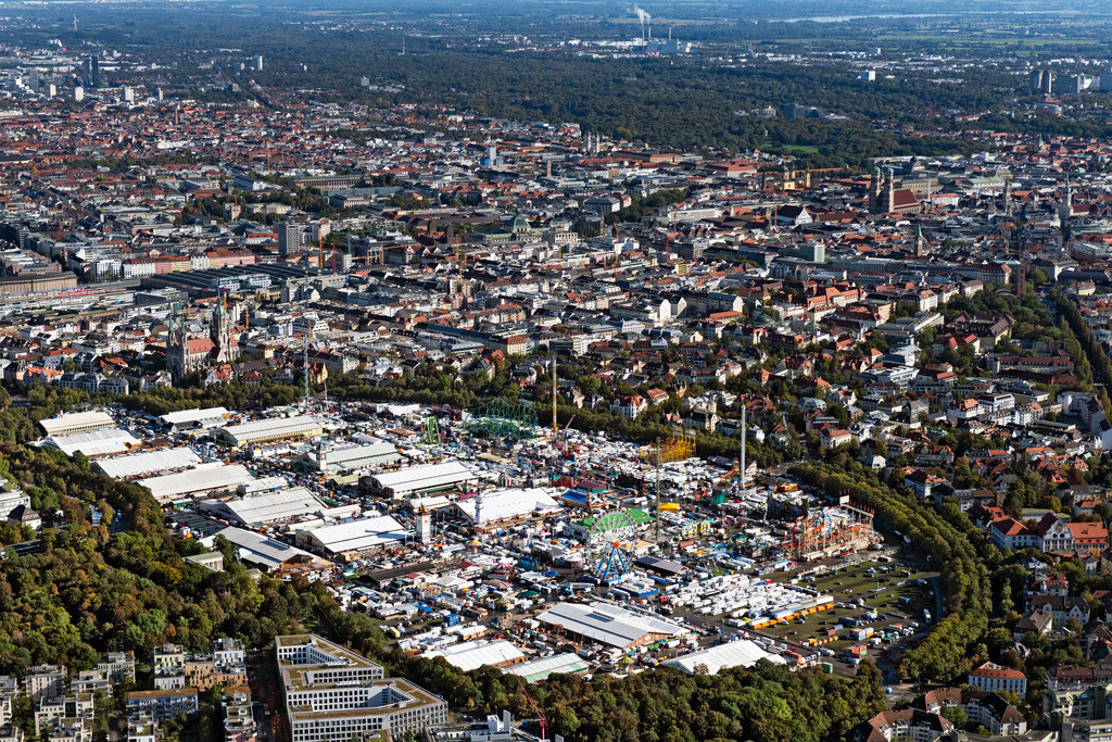 dr__0054174.jpg | MüNCHEN 07.10.2024 Festgelände des Münchener Oktoberfestes auf der Theresienwiese in München im Bundesland Bayern. Weiterführende Informationen bei: Portal München Betriebs-GmbH & Co. KG. // Festival grounds of the Munich Oktoberfest on the Theresienwiese in Munich in the state of Bavaria. Further information at: Portal Muenchen Betriebs-GmbH & Co. KG. Foto: Daniel Reiter