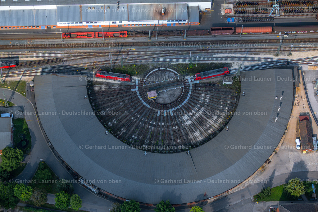 4047559 | NüRNBERG 21.08.2021 Gleisanlagen und Schienenstrecken am Rundschuppen ( auch Lokschuppen, Lokhalle oder Triebfahrzeughalle ) des Bahn- Betriebswerkes im Ortsteil Rangierbahnhof in Nürnberg im Bundesland Bayern, Deutschland. Weiterführende Informationen bei: DB Netz AG,  Deutsche Bahn AG. // Trackage and rail routes on the roundhouse - locomotive hall of the railway operations work in the district Rangierbahnhof in Nuremberg in the state Bavaria, Germany. Further information at: DB Netz AG,  Deutsche Bahn AG. Foto: Gerhard Launer