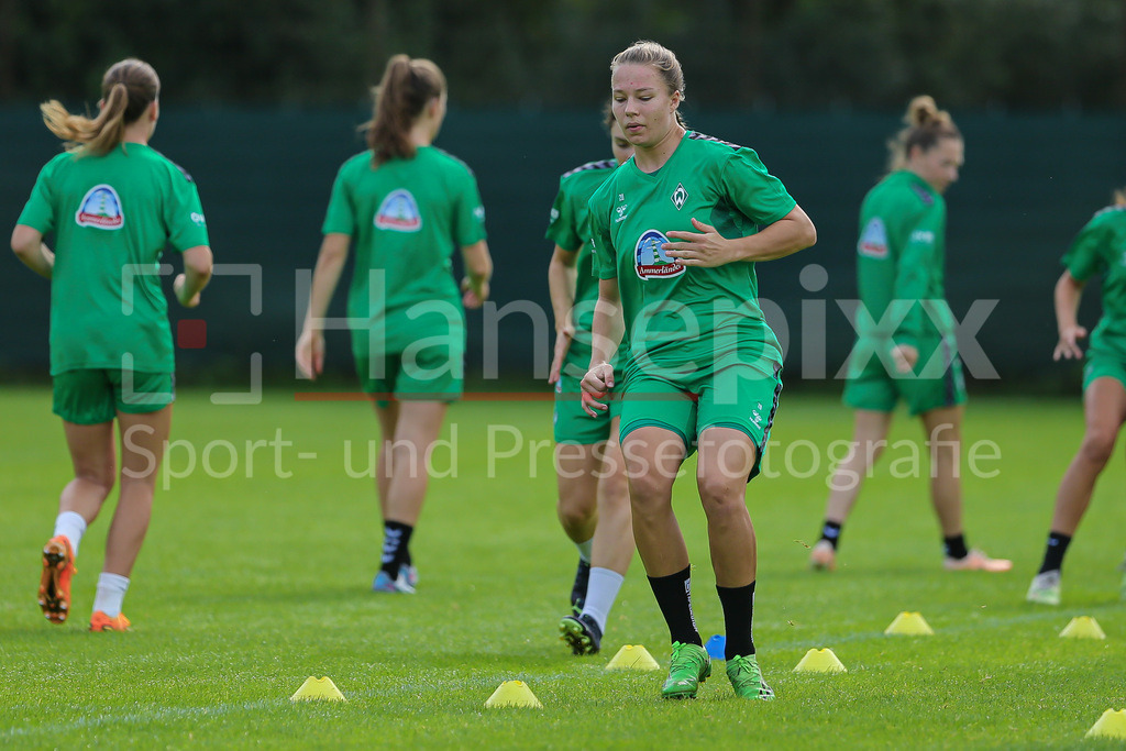 Fussball, Google Pixel Frauen-Bundesliga, Training SV Werder Bremen | v.li.: Christin Meyer (SV Werder Bremen, 20) bei einer Trainingsübung