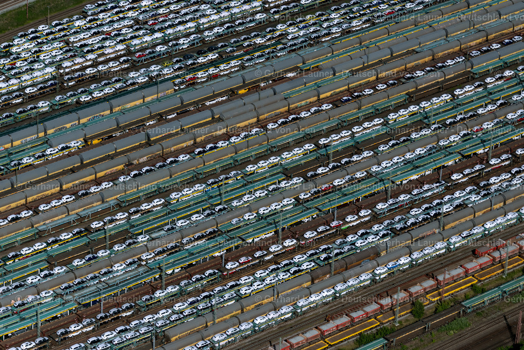 4030114 | BREMEN 01.06.2020 Schienen- und Gleisstrecken auf den Abstellgleisen und Rangierstrecken des Rangierbahnhofes und Güterbahnhof mit Auto- und Neuwagentransporten in Bremen, Deutschland. // Marshalling yard and freight station with car and new car transport in Bremen, Germany. Foto: Gerhard Launer