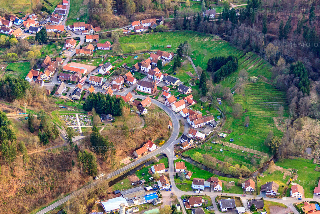 Luftbild: Dorfansicht aus Norden mit Friedhof und Kirche St. Michael in Bobenthal im Bundesland Rheinland-Pfalz in Deutschland. Foto: IMG_56555.jpg vom 17.04.2013 durch Werner Riehm/FLY-FOTO.deAuflösung des Originals: 4752 x 3168 px
