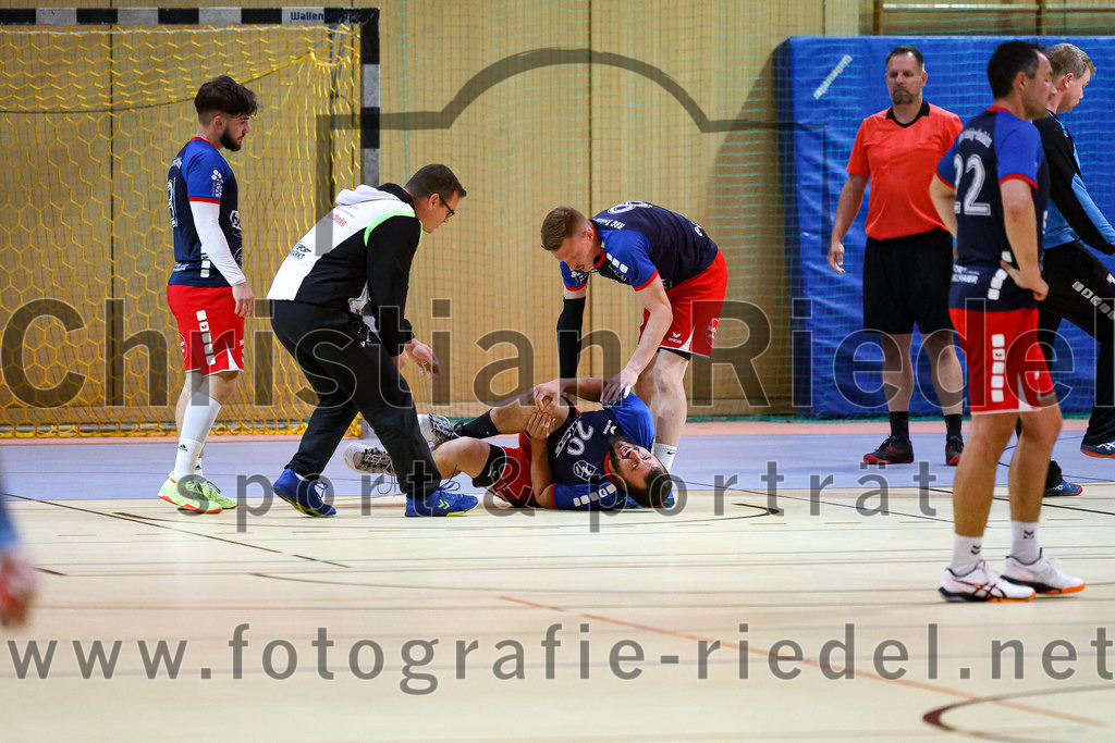 2022-09-24_035_SpVgg_Altenerding_gegen_HSG_Freising-Neufahrn | Erding, Deutschland, 24.09.2022:
Handball, Bezirksoberliga Männer 2022 / 2023, 2. Spieltag, SpVgg Altenerding gegen HSG Freising-Neufahrn, Endergebnis: 18:26

Petrit Guri (HSG Freising-Neufahrn, #31), Trainer Erik Brasko (HSG Freising-Neufahrn), Janic Bittner (HSG Freising-Neufahrn, #20), Konstantin Vopel (HSG Freising-Neufahrn, #8)

Foto: Christian Riedel / fotografie-riedel.net