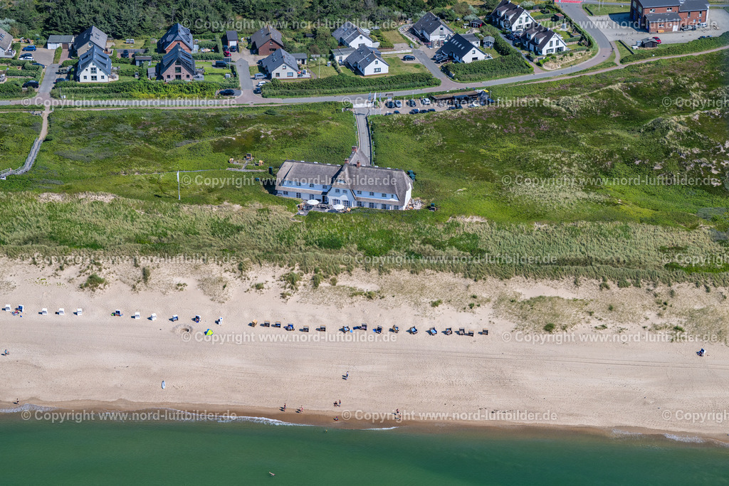 Sylt_Rantum_Slring_Hof_ELS_6133130825 | SYLT 21.06.2025 Gebäudekomplex der Hotelanlage " SÖL`Ring Hof " im Ortsteil Rantum (Sylt) in Sylt auf der Insel Sylt im Bundesland Schleswig-Holstein, Deutschland. Weiterführende Informationen bei: Sölring Hof. // Complex of the hotel building " SOeL`Ring Hof " in the district Rantum (Sylt) in Sylt on Island Sylt in the state Schleswig-Holstein, Germany. Further information at: Soelring Hof. Foto: Martin Elsen
