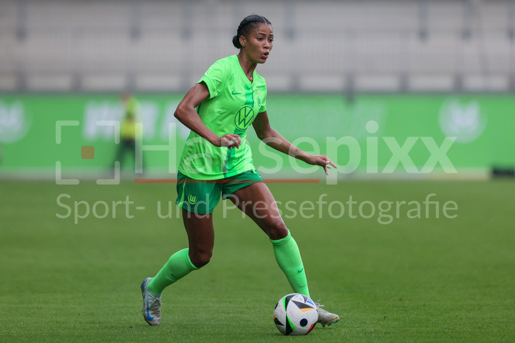 Fussball, Testspiel Frauen, VfL Wolfsburg - PSV Eindhoven | v.li.: Sveindis Jonsdottir (VfL Wolfsburg, 23) am Ball, Freisteller, Einzelbild, Ganzkörper, Aktion, Action, Spielszene