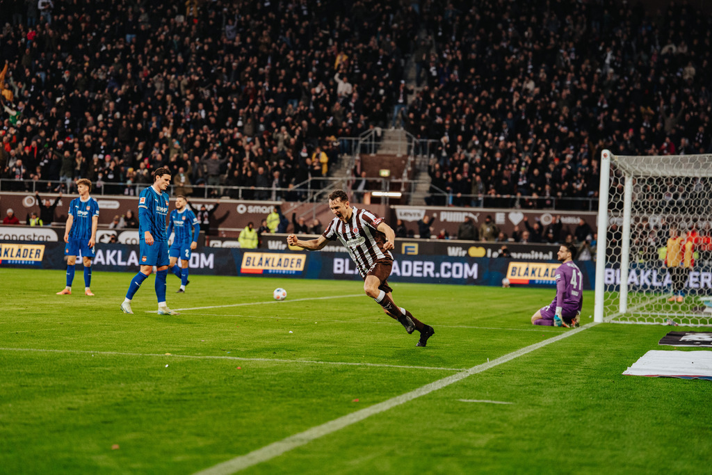 FCS00904 | Der offizielle Shop für FC St. Pauli Fotos. Wähle aus Spielszenen & Fanmomenten dein FCSP Wunschformat. Wir liefern Millerntor-Atmosphäre.