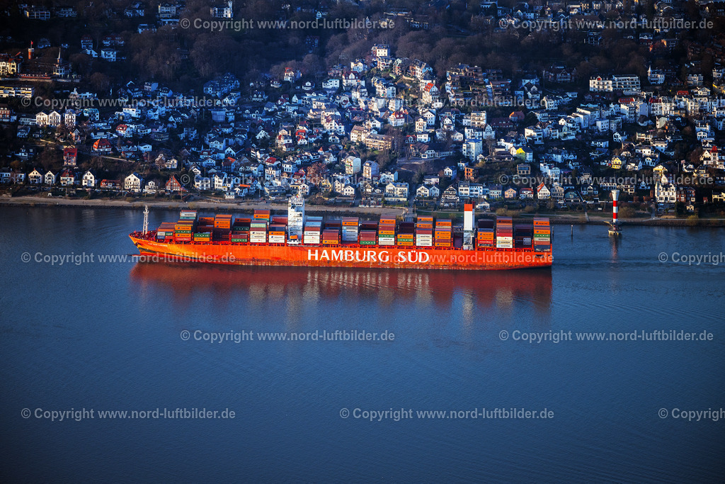 Hamburg_Blankenese_Containerschiff_Hamburg_Süd_ELS_9775280325 | HAMBURG 28.03.2025 Containerschiff " Hamburg Süd" auf der Elbe vor dem Uferbereich im Stadtteil Blankenese im Sonnenuntergang in Hamburg. // Container ship "Hamburg Sued" on the Elbe in front of the bank area in the Blankenese district in the sunset in Hamburg. Foto: Martin Elsen
