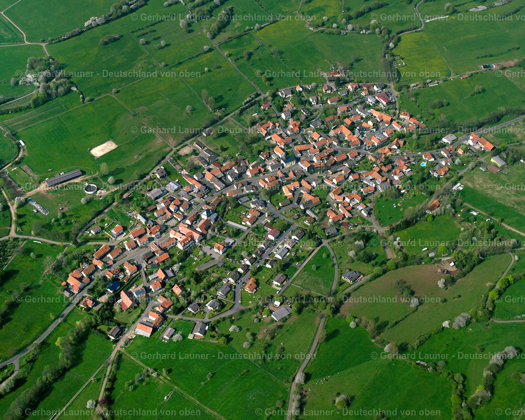 2615210 | BURKHARDS 07.06.2006 Ortsansicht am Rande von landwirtschaftlichen Feldern und Nutzflächen  in Burkhards im Bundesland Hessen, Deutschland // Village view on the edge of agricultural fields and land  in Burkhards in the state Hesse, Germany Foto: Gerhard Launer