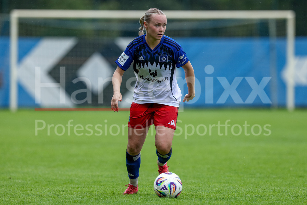 Fussball, Testspiel Frauen, Hamburger SV - FC Viktoria Berlin | Mia Büchele (Hamburger SV, 17) am Ball, Freisteller, Einzelbild, Ganzkörper, Aktion, Action, Spielszene
