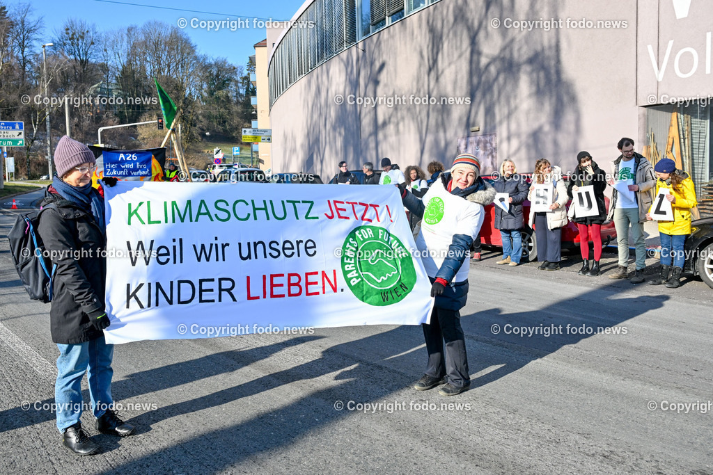 Demonstration gegen die Fertigstellung der A26 Westring_ 20.01.2024-11 | 20.01.2024, Linz, AUT, Demonstration, im Bild Teilnehmer der Demonstration gegen die Fertigstellung der A26 Westring, Autobahn, Verkehr, Verkehrswende, Klima, Klimawandel, Red Rebells, Trauermarsch, Aktivisten, Musik, Transparente, Tafeln, Schilder, Ansprache, Polizei, Polizeiauto, Absperrung, Wissensturm