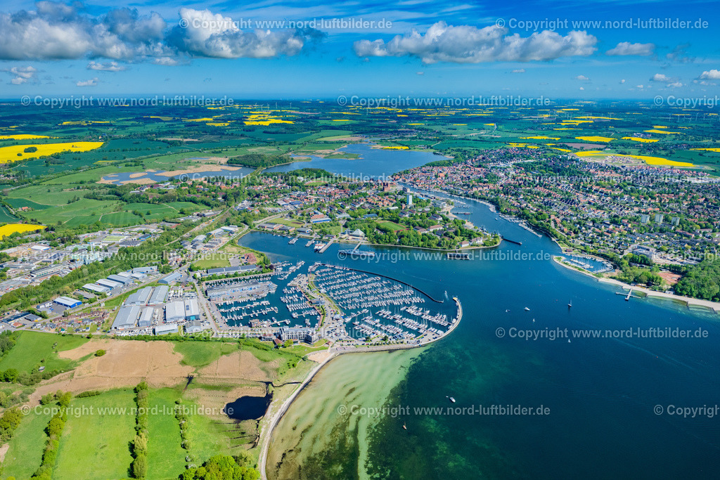 Neustadt_In_Holstein_ELS_4264150522 | NEUSTADT IN HOLSTEIN 15.05.2022 Ortsansicht an der Meeres-Küste der Ostsee in Neustadt in Holstein im Bundesland Schleswig-Holstein. // Townscape on the seacoast of Baltic Sea in Neustadt in Holstein in the state Schleswig-Holstein. Foto: Martin Elsen