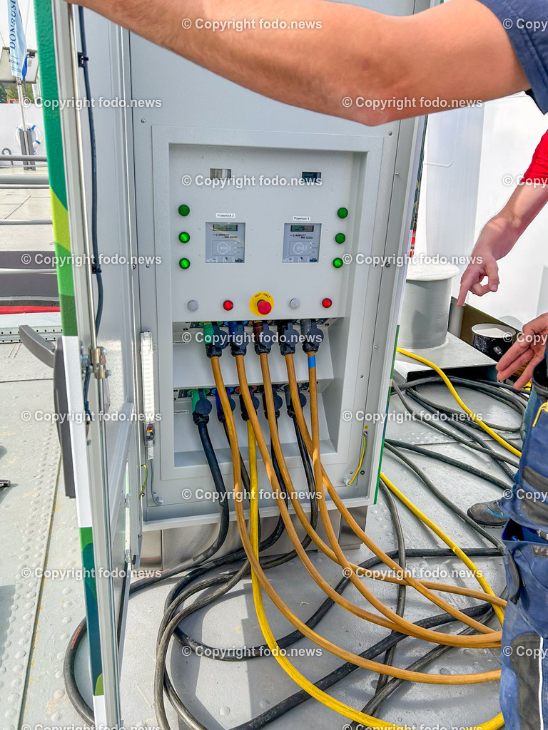 Linz AG_ Landstrom fuer Kabinenschiffe_ 09.04.2024-3 | 09.04.2024, Linz, AUT, Donaulaende, im Bild Linz AG, Landstrom fuer Kabinenschiffe, Stromversorgung, Verteiler, Stecker, Kabel, Kreuzfahrtschiffe, Tourismus, Donau, Anlegestelle