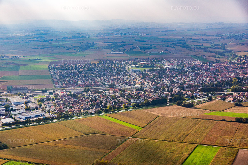 Vue aérienne: Vue de la ville à Vendenheim dans le département Bas Rhin, France. Photo: IMG_074117.jpg prise le 04/10/2014 par Werner Riehm/FLY-FOTO.euRésolution de l'original: 5472 x 3648 px