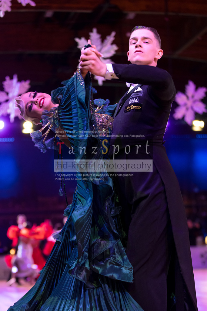 20241215_WDSF_Open_Youth_Std-Riga-8560 | Tanzsportbilder, Standardtanz, Lateintanz, WDSF, DTV, LTVB, dancecomp, goc, hessen tanzt, blaues band der spree, walzer, tango, wiener walzer, slowfox, quickstepp, samba, rumba, cha-cha-cha, paso doble. jive, hd-kroft photography, turniertanzsport