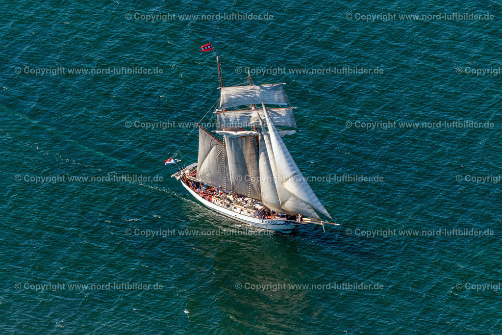 Jr_Tolkien_Zweimastgaffeltopsegelschoner_vor_Warnemünde_ELS_5817100822 | ROSTOCK 10.08.2022 Segelschiff Zweimastgaffel Topsegelschoner JR Tolkien in Fahrt mit weißen Segel auf der Ostsee im Ortsteil Warnemüde in Rostock an der Ostseeküste im Bundesland Mecklenburg-Vorpommern, Deutschland. // Sailing ship two-masted gaff topsail schooner JR Tolkien in motion with white sails on the Baltic Sea in the district of Warnemuede in Rostock on the Baltic Sea coast in the state Mecklenburg - Western Pomerania, Germany. Foto: Martin Elsen