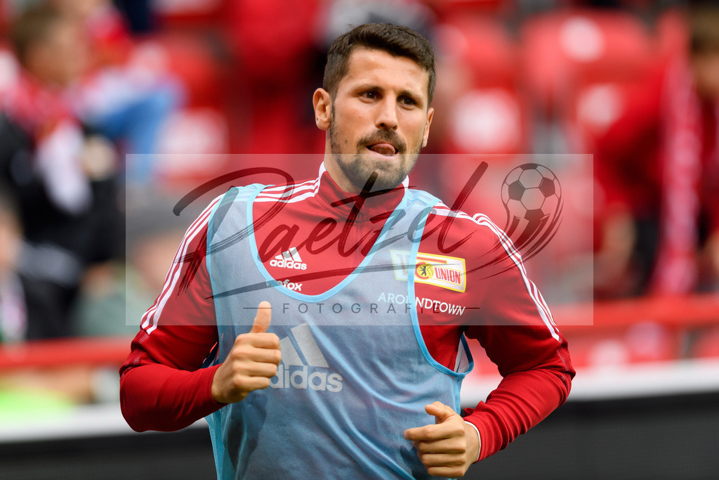 FCUBMG20210829_224 | Fussball, Herren: Pawel Wszolek (1.FC Union Berlin) schaut beim Spiel der 1. Bundesliga zwischen 1. FC Union Berlin und Borussia Moenchengladbach im Stadion An der Alten Foersterei am 29.08.2021 in Berlin, Deutschland. - Realisiert mit Pictrs.com