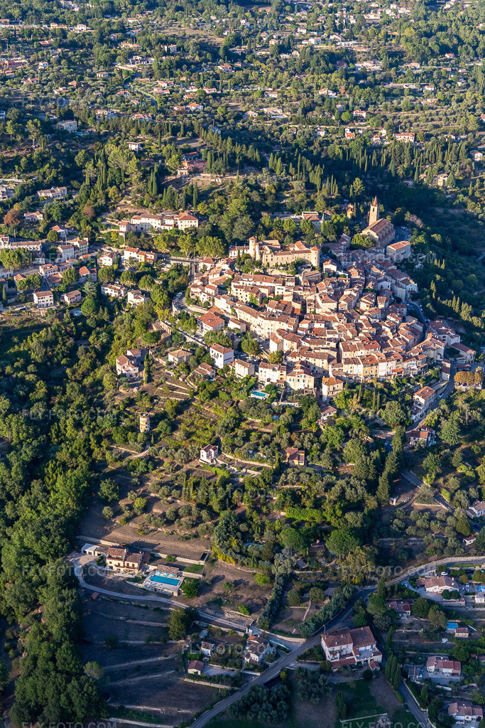Aerial view: Historic on a hill in the Var region of Montauroux in Callian in the state Var, France.Photo: IMG_129468.jpg taken on 09/18/2021 by Werner Riehm/FLY-FOTO.comResolution of the original: 3512 x 5268 px